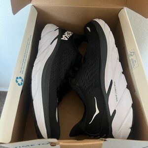 Women’s Hoka Clifton 8- black/white size 7.5